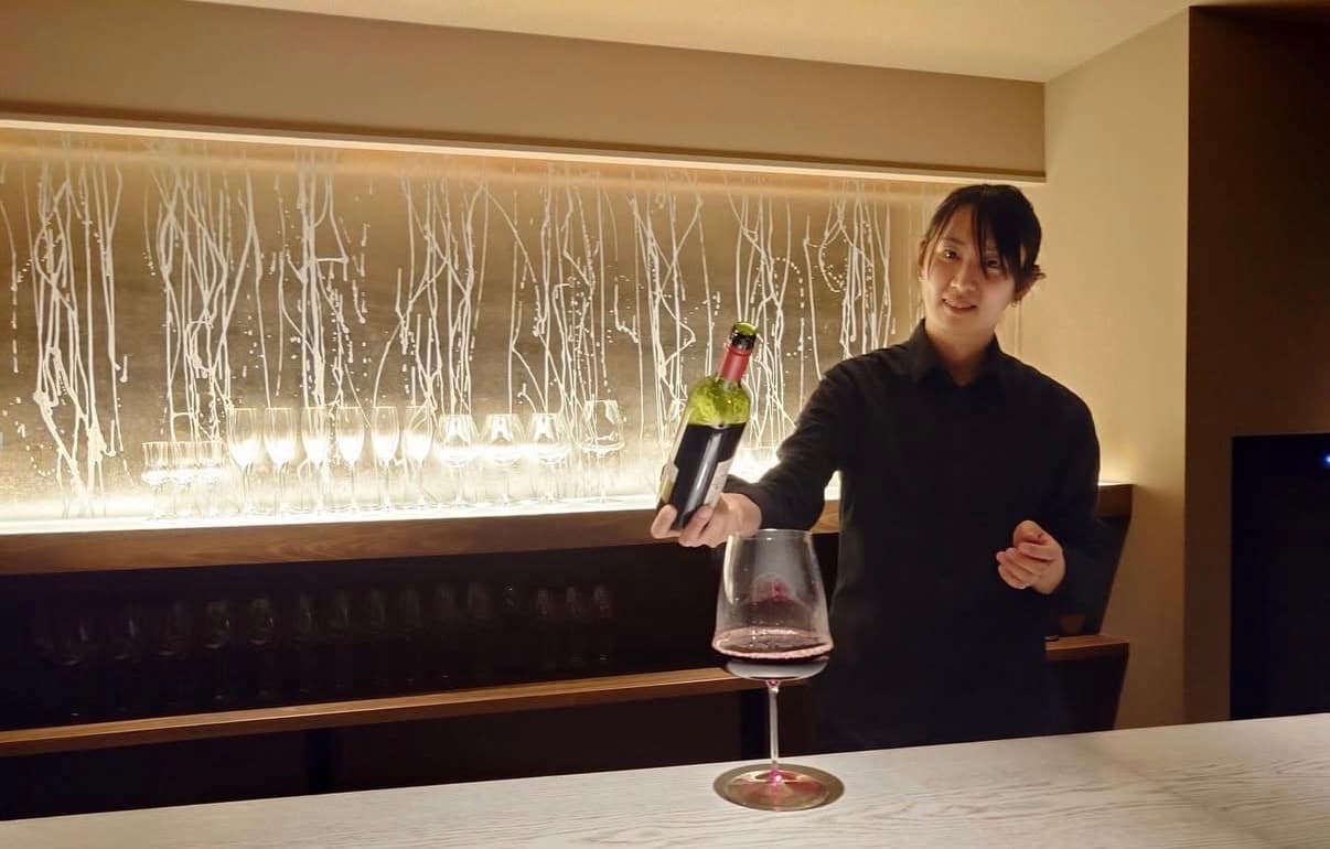 WINE BAR 紡 TSUMUGI 店内とワイン