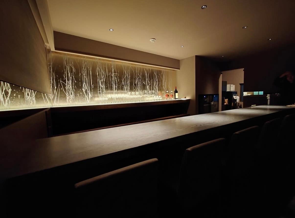 WINE BAR 紡 TSUMUGI カウンターの雰囲気